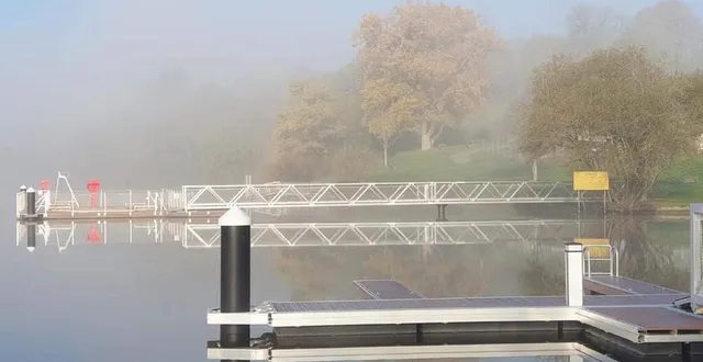 photo  au premier plan, le nouveau ponton d’embarquement du bateau val d’orne et, à l’arrière-plan, le ponton accédant à la baignade surveillée et à la pataugeoire.  &copy;  ouest-france 