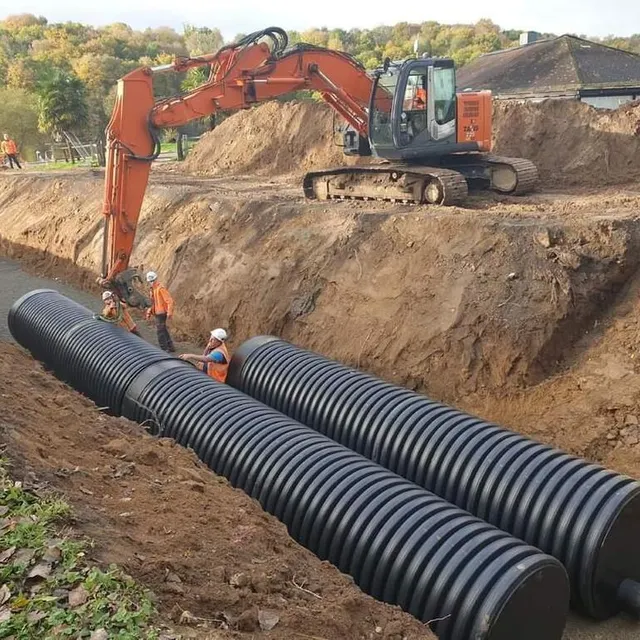 Une fosse d’une cinquantaine de mètres a été creusée devant l’ancien Palm Beach pour garantir une bonne qualité de l’eau du lac. Ouest-France photo une fosse d’une cinquantaine de mètres a été creusée devant l’ancien palm beach pour garantir une bonne qualité de l’eau du lac. © ouest-france