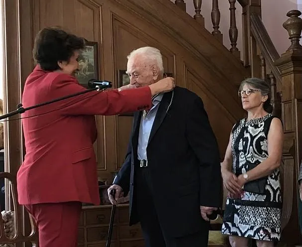 photo comment s’appelle le scénariste et dessinateur intronisé commandeur de l’ordre des arts et des lettres par roselyne bachelot ?  ©  dr