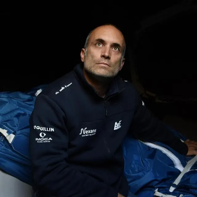 photo fabrice amedeo a vécu un véritable calvaire lors de sa dernière course, voyant même son bateau couler. à quelle course participait-il ?  ©  archives thomas brégardis/ouest-france
