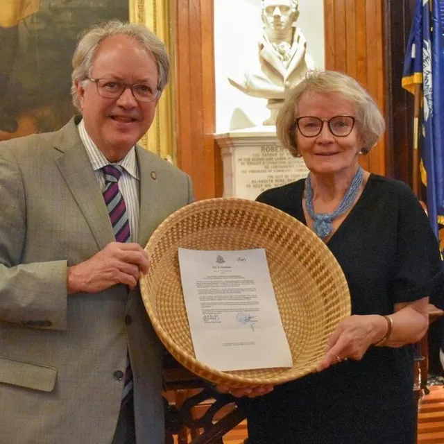 photo yvette lerichomme, conseillère municipale de flers (orne), a signé l’accord de jumelage avec john tecklenburg, le maire de charleston, en caroline du sud (états-unis).  ©  dr
