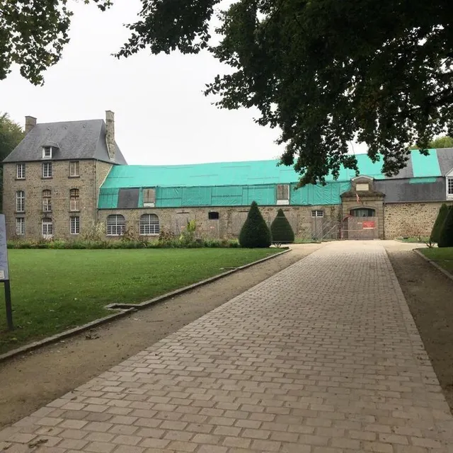 photo les travaux de curage de la mairie de flers, dans l’orne, ont débuté le mardi 4 octobre 2022.  ©  archives ouest-france