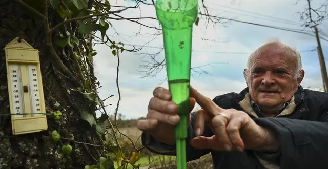 photo  beaufay, lundi 26 décembre 2022. georges bigot suit la météo de très près. il établit un parallèle entre 2022 et 1976.  &copy;  le maine libre – denis lambert 