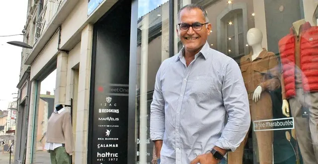 photo  carlos ferreira, 56 ans, devant sa boutique de prêt-à-porter week-end pour elle et lui, rue de l’île, à sablé-sur-sarthe.  &copy;  ouest-france 