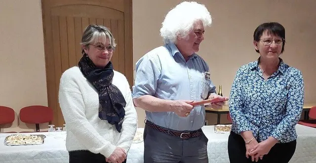 photo  nelly guet (à droite) lors de sa réunion de départ en retraite, en présence du maire, alain grémillon.  &copy;  ville de lombron 