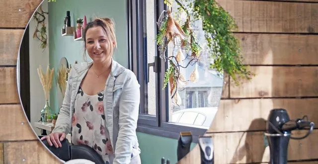 photo  2 - la coiffeuse océane jenvin s’installe dans son salon de coiffure.  &copy;  archives ouest-france 