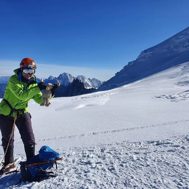 photo marine girard et sa mascotte, un singe en peluche en pleine ascension du mont-blanc.  ©  marine girard