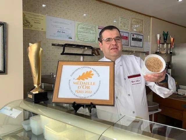 Charcutier à Ecommoy, Carl Auvé a obtenu la médaille d’or au concours agricole de Paris, lors du Salon de l’agriculture 2022. archives photo charcutier à ecommoy, carl auvé a obtenu la médaille d’or au concours agricole de paris, lors du salon de l’agriculture 2022. © archives