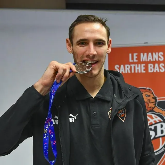 Médaillé d’argent avec l’équipe de France de basket après un Euro qu’il aura marqué de son empreinte, Terry Tarpey est de retour au Mans en septembre pour retrouver ses coéquipiers du MSB. archives photo médaillé d’argent avec l’équipe de france de basket après un euro qu’il aura marqué de son empreinte, terry tarpey est de retour au mans en septembre pour retrouver ses coéquipiers du msb. © archives