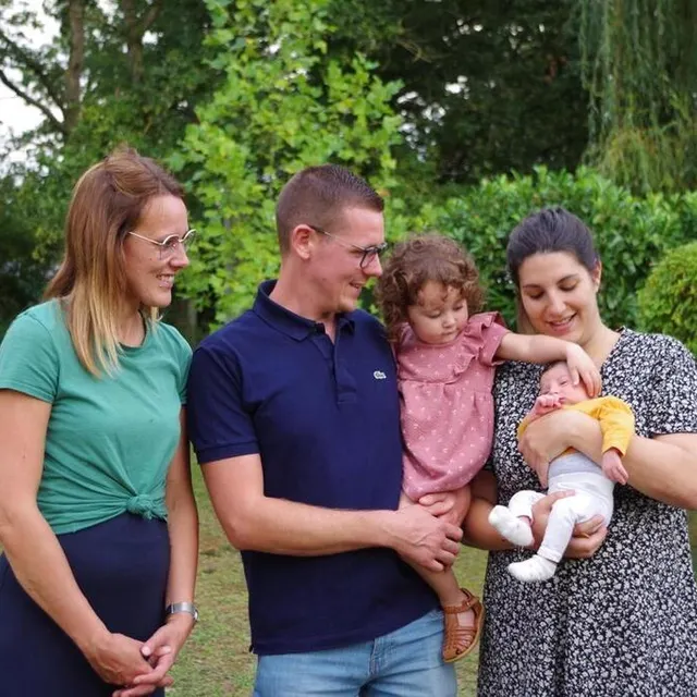 En septembre, Alice, deuxième enfant de Typhanie et Maxime, a vu le jour dans des conditions insolites : elle est née dans le jardin. Guidés au téléphone par le médecin, les parents l’ont mise au monde. archives photo en septembre, alice, deuxième enfant de typhanie et maxime, a vu le jour dans des conditions insolites : elle est née dans le jardin. guidés au téléphone par le médecin, les parents l’ont mise au monde. © archives