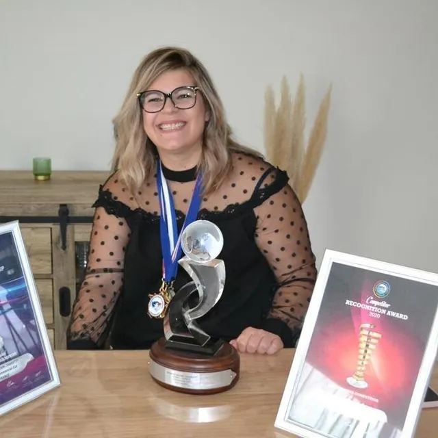 Marine Henri-Tamietti, une habitante de Louailles, a remporté, en 2020, le titre de championne du monde de coupe homme. En ce mois d’octobre 2022, elle s’installe comme coiffeuse à domicile en Sarthe. archives photo marine henri-tamietti, une habitante de louailles, a remporté, en 2020, le titre de championne du monde de coupe homme. en ce mois d’octobre 2022, elle s’installe comme coiffeuse à domicile en sarthe. © archives