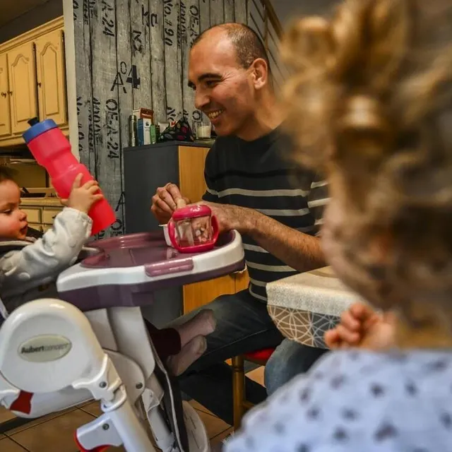 Après seize ans dans l’industrie, Guillaume Gommard est assistant maternel à Briosne-lès-Sables. En décembre, il a raconté son beau métier au Maine Libre archives photo après seize ans dans l’industrie, guillaume gommard est assistant maternel à briosne-lès-sables. en décembre, il a raconté son beau métier au maine libre © archives