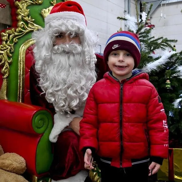 Terminons cette galerie photos de l’année 2022 par le sourire de ce petit Sarthois qui rencontre le Père Noël. archives photo terminons cette galerie photos de l’année 2022 par le sourire de ce petit sarthois qui rencontre le père noël. © archives