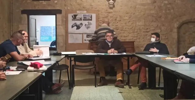 photo  les conseillers municipaux entourant le maire régis cerbelle.  &copy;  le maine libre 