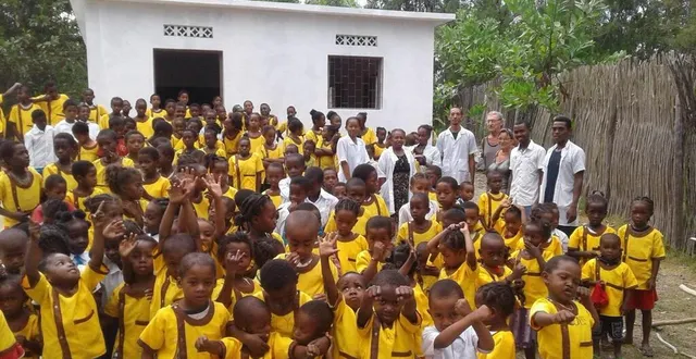 photo  les enfants devant leur école de madagascar  &copy;  école de brousse-vaza 