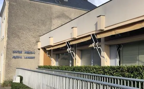 photo  les médecins saboliens du centre médical joseph-lambert demeure à l’écart du mouvement de grève lancé par le collectif médecins de demain.  &copy;  archives ouest-france 