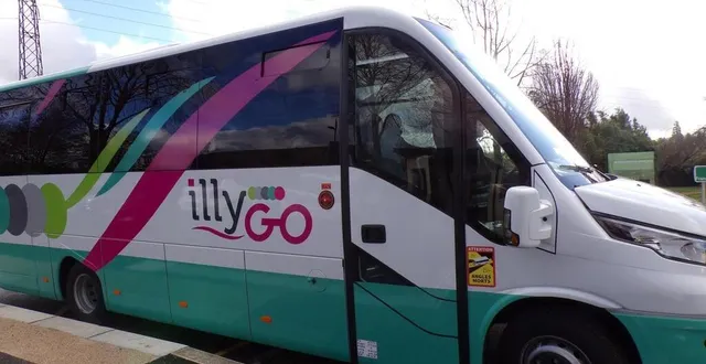 photo  à 12 h 15, les élus de la communauté de communes ont pris place dans le nouveau transport collectif.  &copy;  le maine libre 