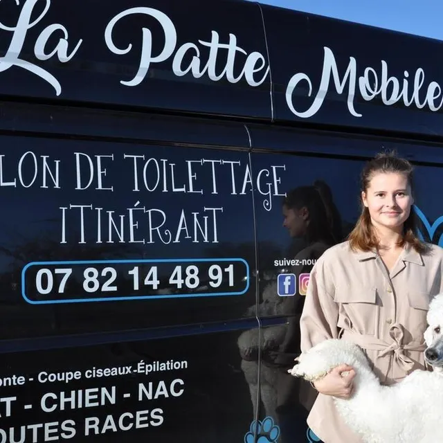 photo marine robache et son caniche royal, un binôme champion de france.  ©  archives le maine libre