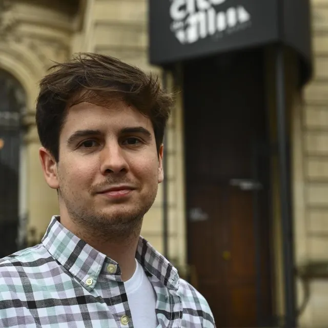 photo guillaume renusson devant la cité du film, lieu réunissant les professionnels du cinéma au mans.  ©  archives le maine libre – denis lambert
