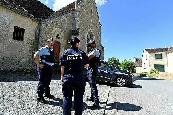 Le petit village de La Chapelle-Souëf a vu arriver les gendarmes en nombre, lors des deux sessions de fouilles. Ouest-France photo le petit village de la chapelle-souëf a vu arriver les gendarmes en nombre, lors des deux sessions de fouilles. © ouest-france