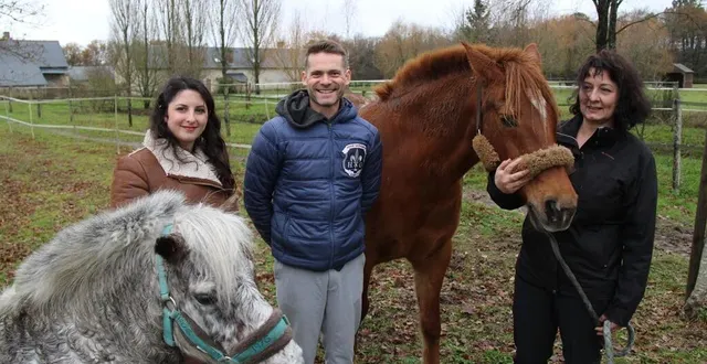 photo  chloé, christophe et christiane ont quitté les yvelines pour ouvrir une écurie de propriétaire et un gîte à thorée-les-pins. un changement de vie qu’ils sont loin de regretter, un an après leur installation.  &copy;  ouest-france 