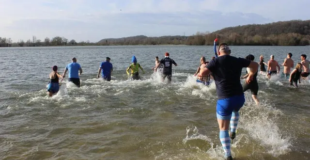 photo  pour ce défi, les baigneurs ne se posent pas de questions pour entrer dans l’eau. l’an dernier, elle était à 8°c.  &copy;  archives le maine libre 