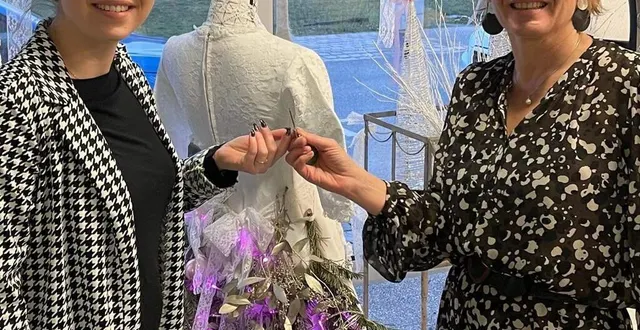 photo  ludivine (à gauche) et lynda s’échangent les clés du salon.  &copy;  lm coiffure 