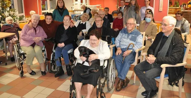photo  désormais la petite chienne teckel tekila améliore la qualité de vie des résidents au sein de l’ehpad de la chanterie.  &copy;  le maine libre 