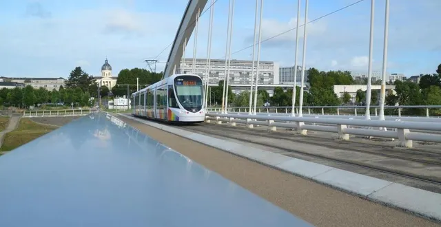 photo  inaugurée en juin 2011, la ligne a du tram va bientôt être rejointe par ses deux petites sœurs, les lignes b et c qui vont irriguer les quartiers de monplaisir et belle-beille.  &copy;  ouest-france 