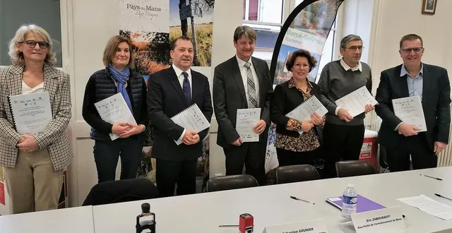 photo  représentant de l’état et représentants des communes concernées ont signé la convention de l’opération de revitalisation de leur territoire (ort).  &copy;  le maine libre 