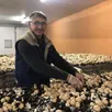 photo  patrick jost produit environ 500 kg de champignons par semaine dans sa champignonnière qu’il a installée à juigné-sur-sarthe. 