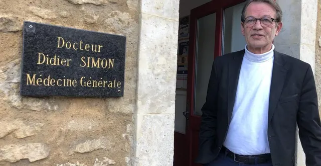 photo  dans quelques jours, didier simon retirera la plaque installée sur sa maison, où il avait installé son cabinet médical en 1989.  &copy;  ouest-france 