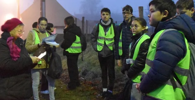 photo  la maire de tresson chantal buin (première en partant de la gauche) expliquant la situation aux collégiens avant de prendre le car, mardi 3 janvier, à 8 heures.  &copy;  photo : le maine libre 