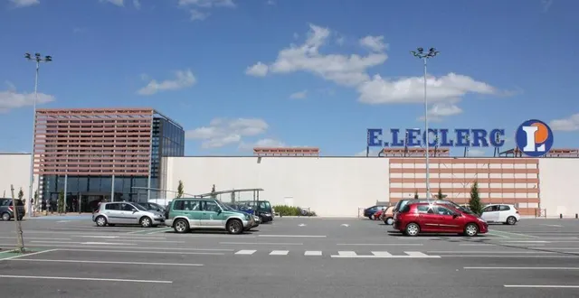 photo  le centre e. leclerc du val-d’huisne à cherré.  &copy;  archives le maine libre 
