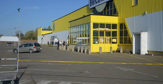 photo  bricorama va devenir brico cash.  &copy;  archives 