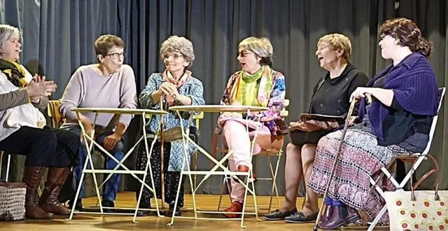 photo  entourée d’une partie de la troupe, isabelle hubert, en blouse bleu clair.  &copy;  générations en mouvement 