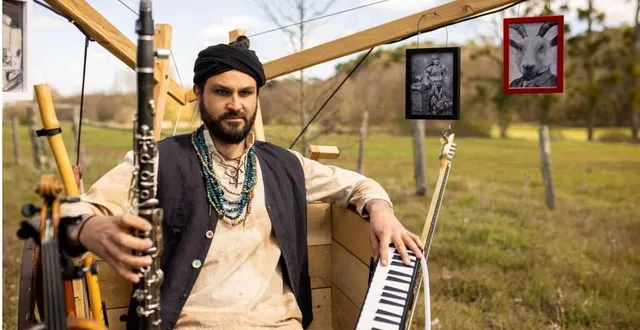 photo  nicolas fournier, alias vlad lautarescu, joue du violon, de la basse, du kaval roumain, du kaval bulgare, ainsi que de la clarinette.  &copy;  solorkestar 