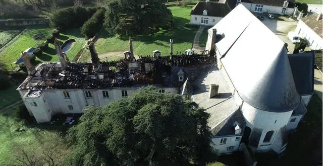 photo  l’incendie du 21 décembre 2022 a ravagé la toiture des bâtiments de l’ancienne abbaye saint-georges.  &copy;  sdis 41 