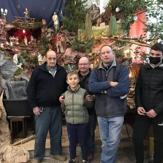 photo chaque année, la même équipe monte la traditionnelle crèche de giel-courteilles : jean-pierre duvent, gilles maine et françois montambault, avec l’aide de gabin et léo.  ©  archives ouest-france