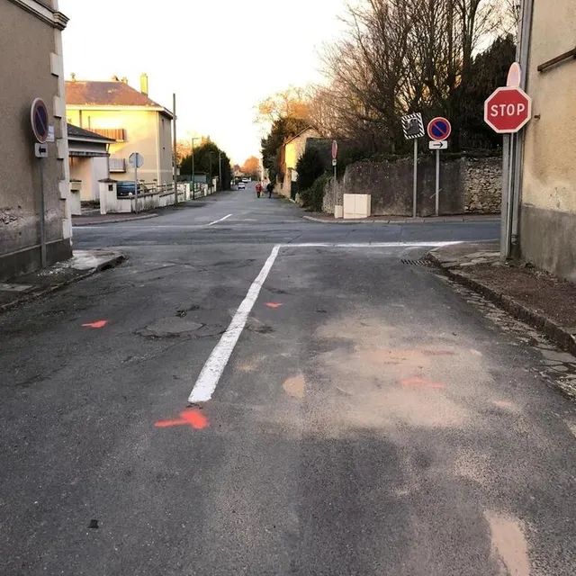 photo selon les premiers éléments de l’enquête, un premier véhicule circulait rue d’anjou en direction de la place de l’église lorsqu’un deuxième véhicule, qui circulait rue du général-de-gaulle n’aurait pas respecté le stop.   ©  ouest-france