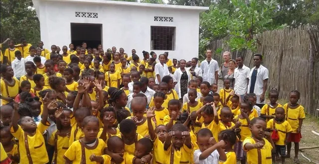 photo  les élèves de l’école de brousse vaza, à madagascar, devant leur toute nouvelle classe, construite avec le soutien de l’association sarthoise.  &copy;  christophe rochard 