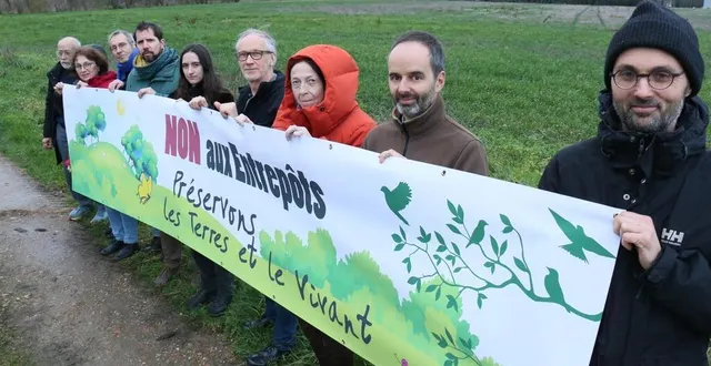 photo  pour les opposants au projet d’entrepôt logistique de plus de 33 000 m2, il faut stopper la destruction de terres agricoles.  &copy;  ouest-france 