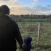 photo  aurélie ganet et son fils, dans leur propriété, devant le parc éolien d’échauffour. 