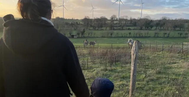 photo  aurélie ganet et son fils, dans leur propriété, devant le parc éolien d’échauffour.  &copy;  ouest-france 
