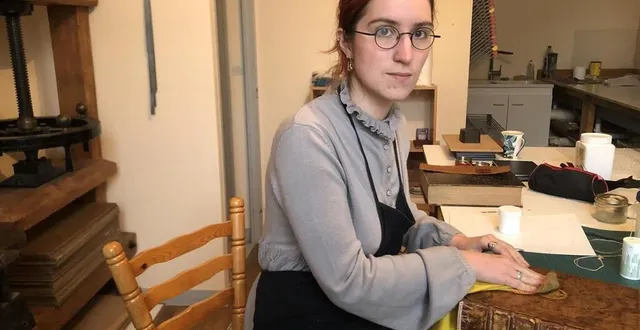 photo  marina villenave est relieuse et restauratrice de livres anciens. ici, dans son atelier le scribe des bois à montmirail (sarthe), jeudi 15 décembre 2022.  &copy;  ouest-france 