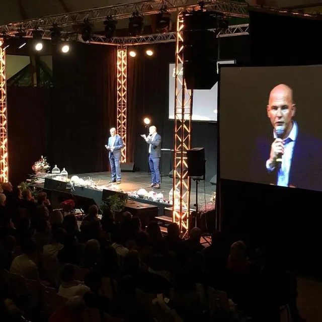 photo christophe pajot (ici en compagnie de dylan chevalier), le directeur du site ldc sablé, a répondu aux interrogations des salariés notamment sur la question du chômage partiel qui pourrait être d’actualité au premier semestre 2023.  ©  ouest-france