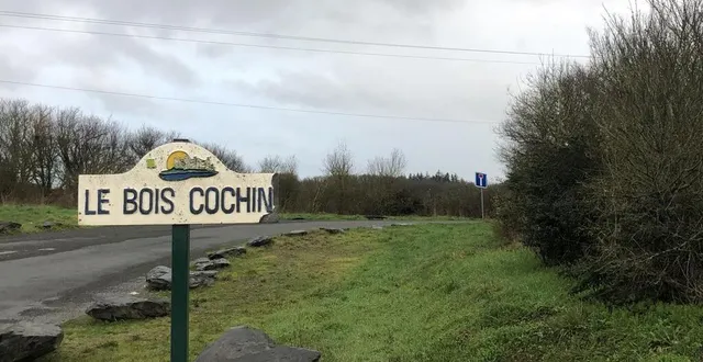 photo  situé à pouancé, le long de l’axe angers-rennes, le lieu-dit le bois-cochin devrait accueillir un bâtiment de 37 000 m² destiné à la grande distribution.  &copy;  ouest-france 