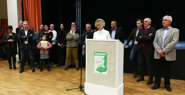 photo  anita paillot, maire, entourée des conseillers municipaux.  &copy;  ouest-france 