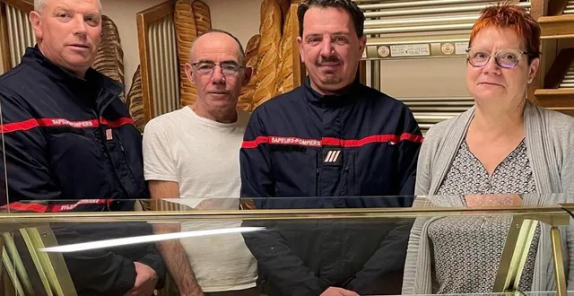 photo  laurence et jean-claude dilis, boulangers, philippe desmoulins et pascal hertaux, respectivement président et vice-président de l’amicale des sapeurs-pompiers.  &copy;  le maine libre 
