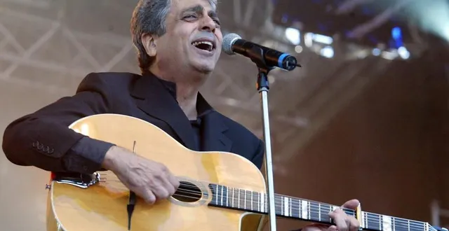 photo  enrico macias au festival des vielles charrues en 2003.  &copy;  ouest-france/jérôme fouquet 